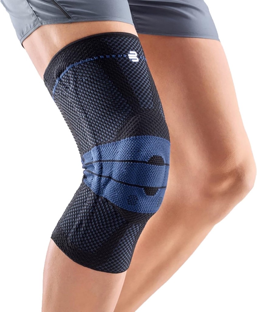 Rodillera de compresión de punto elástico negra y azul con soporte rotuliano, vista sobre la pierna